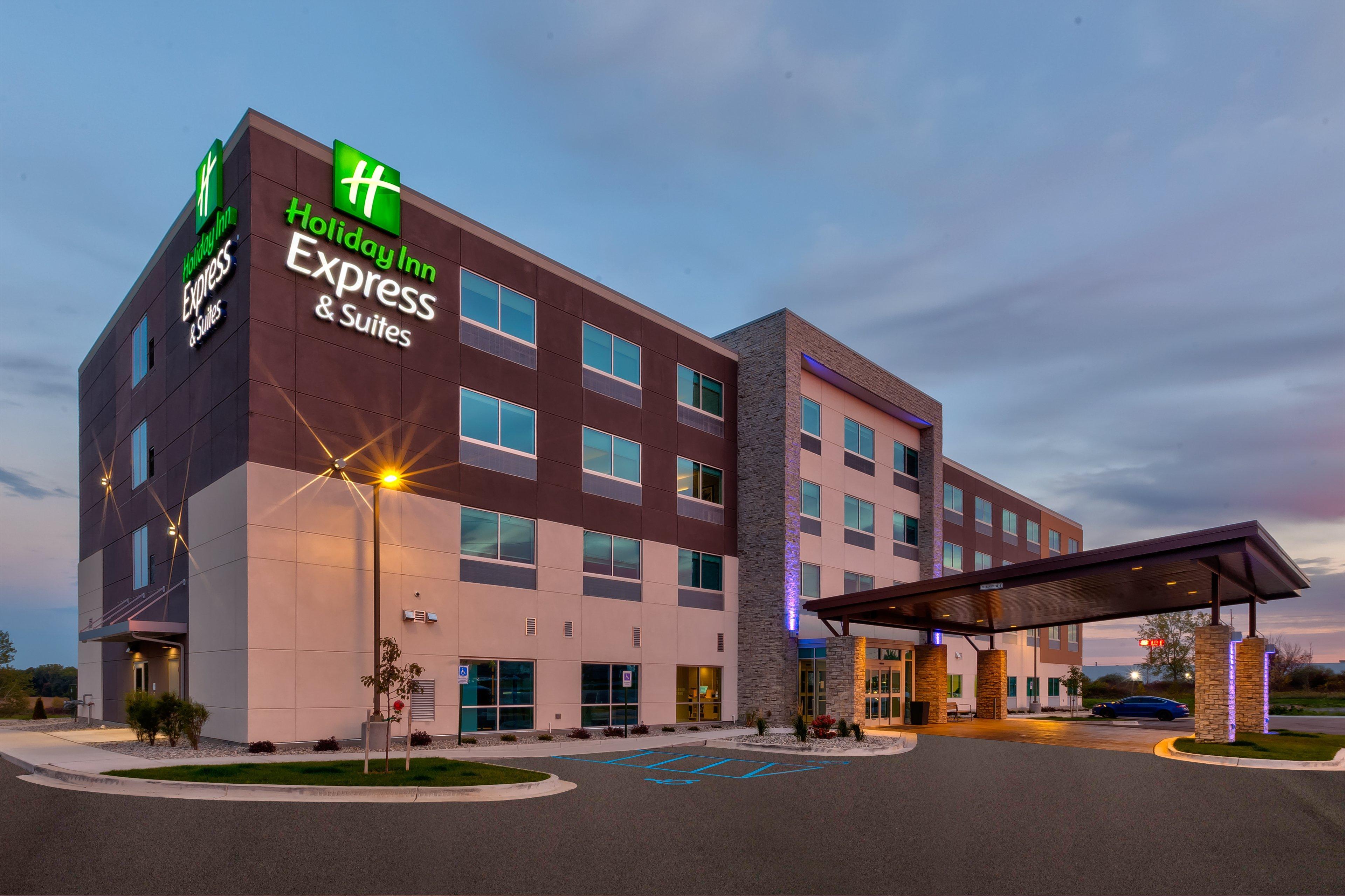 Holiday Inn Express & Suites - Cedar Springs - Grand Rapids N By Ihg Exterior photo