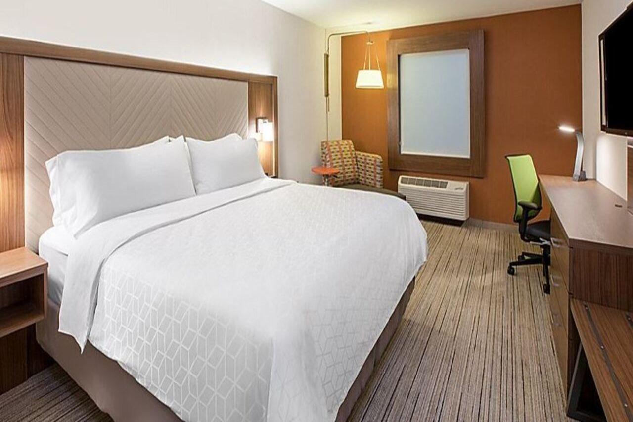 Holiday Inn Express & Suites - Cedar Springs - Grand Rapids N By Ihg Exterior photo